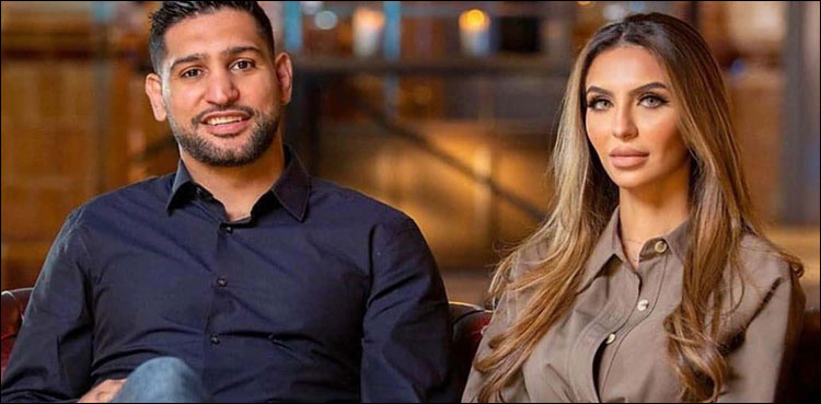 باکسر عامر خان نے بیوی کو مرسیڈیز بینز تحفے میں دے کر شادی بچا لی