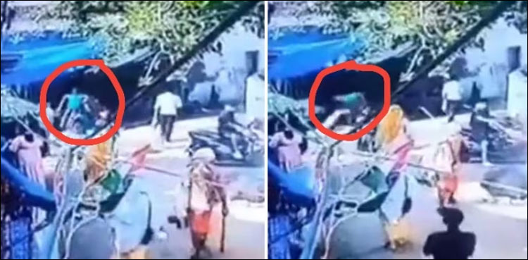 یاترا کے دوران سادھو نے بچے کو زمین پر پٹخ پٹخ کر مار دیا، دل دہلا دینے والی ویڈیو