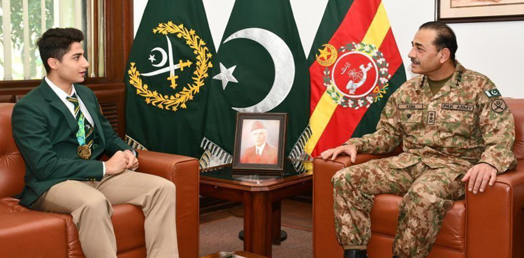 اسکواش چیمپئن حمزہ خان جیسے نوجوان پر قوم کو فخر ہے، آرمی چیف