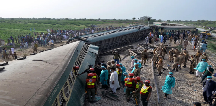 وزیر ریلوے سعد رفیق نے ہزارہ ایکسپریس حادثے کی وجوہات بتا دیں