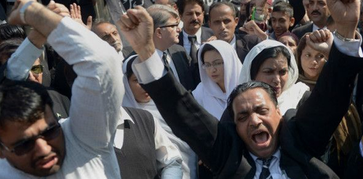 وکلا نے سڑکوں پر آنے کا اعلان کر دیا