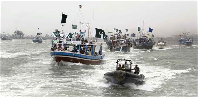 سمندر میں نیوی اور پی ایم ایس اے کی منفرد بوٹ ریلی، قومی ترانے گونجتے رہے