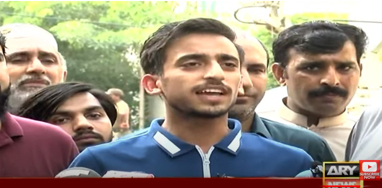 ورلڈ اسنوکر چیمپئن احسن وہاب ریاض کے گلے لگ کر آبدیدہ ہوگئے
