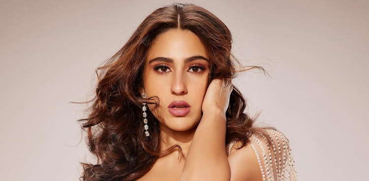 سارہ علی خان کیساتھ دوران پرواز پیش آئے واقعے کی ویڈیو SARA ALI KHAN