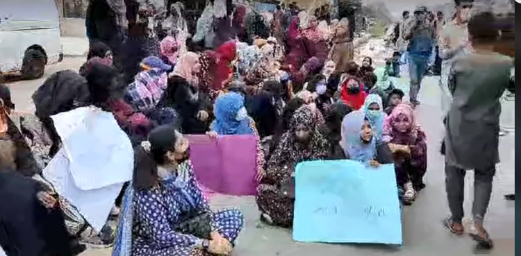 وفاقی اردو یونیورسٹی کے طلبہ وطالبات نے فیسوں میں اضافے کے خلاف دھرنا دے دیا