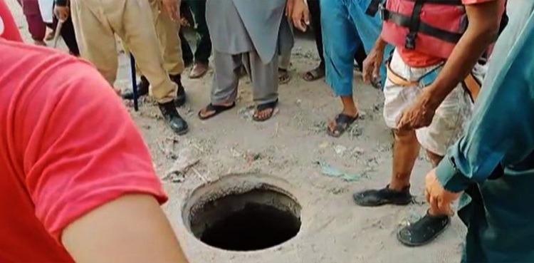 لاہور: مین ہول میں گرنے والے 2 افراد چل بسے