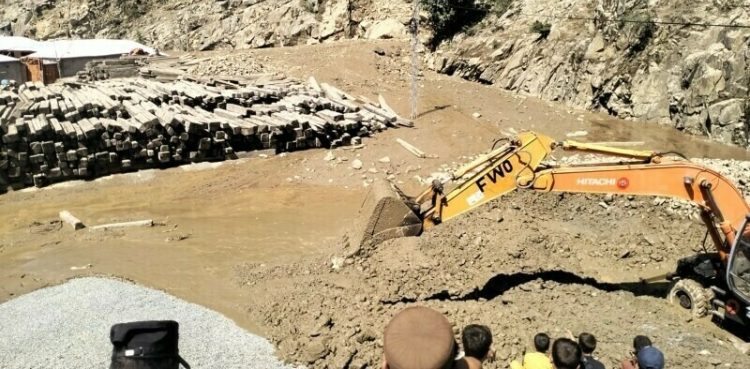 لینڈ سلائیڈنگ سے قراقرم ہائی وے ٹریفک کیلئے بند، متعدد مسافر پھنس گئے
