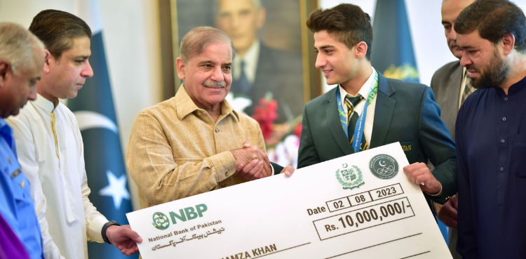 وزیراعظم کا حمزہ خان کی حوصلہ افزائی کیلئے ایک کروڑ روپے کا انعامی چیک