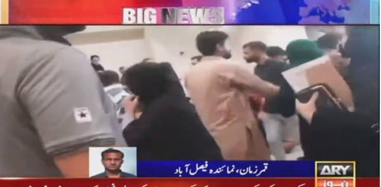 ویڈیو: پسندیدہ لباس حاصل کرنے کیلئے خواتین میں ہاتھا پائی، گولیاں چل گئیں