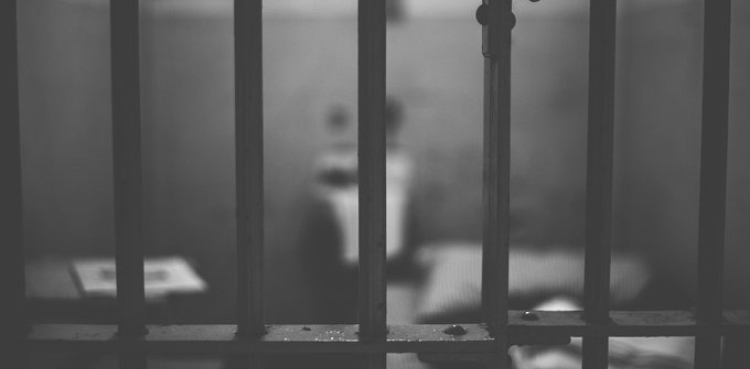 کورٹ میں جعلی نوکری کا جھانسہ دینے والے شخص کو 110 سال قید