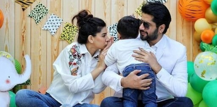 کرن اشفاق نے پہلی بار اپنے بیٹے کی جھلک دکھلا دی
