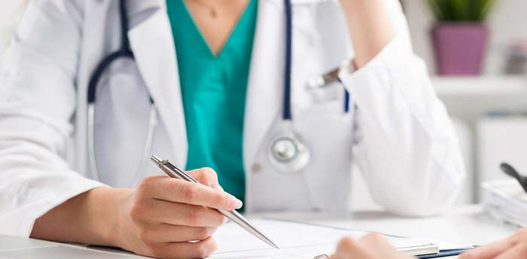 خواتین ڈاکٹر بننے کے بعد ملازمت کیوں نہیں کرتیں؟ سروے میں اہم انکشاف