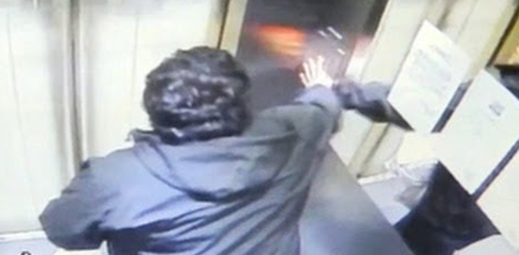 ملازم 3 گھنٹے لفٹ میں پھنسا رہا، کمپنی نے لیٹ آنے پر تنخواہ کاٹ لی