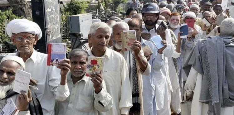 غریب پنشنر کو کاٹے گئے لاکھوں روپے ادا کرنے کا حکم
