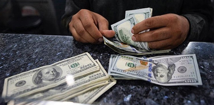 پاکستانی کرنسی کے مقابلے میں ڈالر کی قدر آج بھی گر گئی