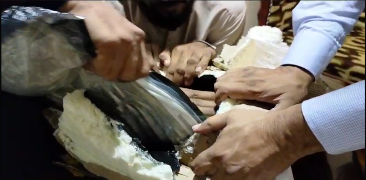 بحرین سے بھجوائے گئے کارٹن سے 30 کروڑ کی کرسٹل آئس برآمد