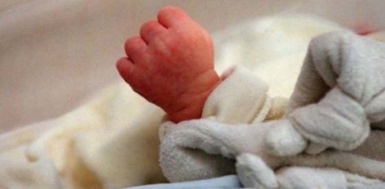 ماں نے نومولود کو عمارت سے نیچے پھینک دیا