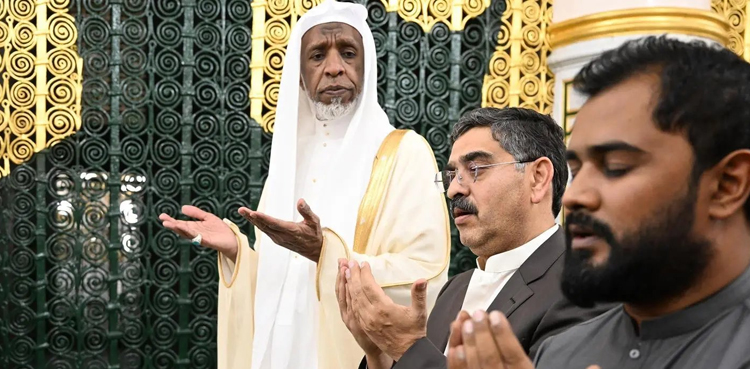 نگراں وزیر اعظم انوارالحق کاکڑ کی روضہ رسول ﷺ پر حاضری