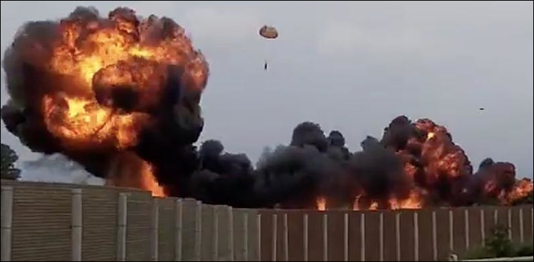 اٹلی میں مشق کے دوران جنگی طیارہ گرنے کی دل دہلا دینے والی ویڈیو، حادثے میں 5 سالہ بچی ہلاک