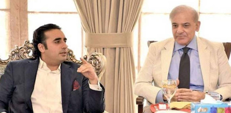 پی پی اور (ن) لیگ سابق دورِ حکومت کی ناکامیوں کا ملبہ ایک دوسرے پر ڈالنے لگیں