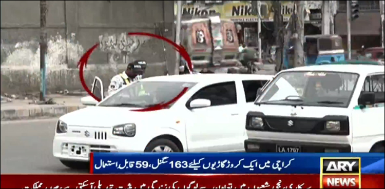 کراچی میں ایک کروڑ گاڑیوں کے لیے صرف 163 ٹریفک سگنل، زیادہ تر ناکارہ، اہلکار چالان کے دلدادہ