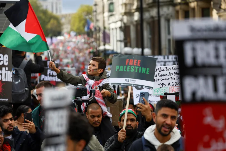 لندن میں فلسطینیوں سے یکجہتی کیلیے لاکھوں سڑکوں پر نکل آئے