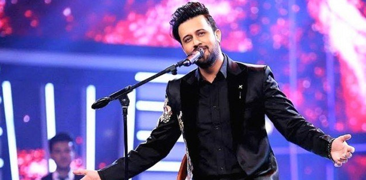 عاطف اسلم نے دوران کنسرٹ نوٹ پھینکنے والے سے کیا کہا؟