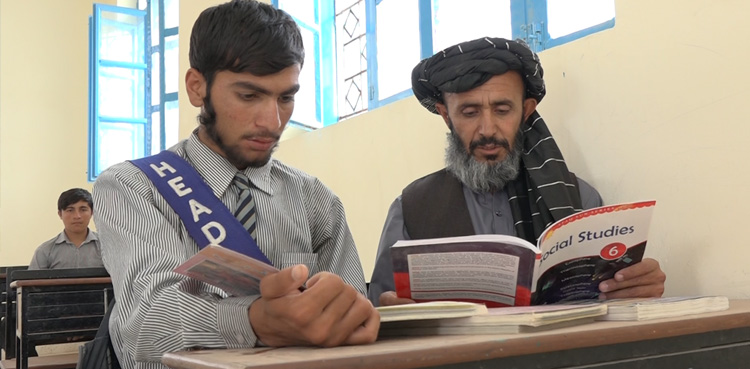 علم کی طلب 46 سالہ باپ کو بیٹے کے کالج تک لے آئی