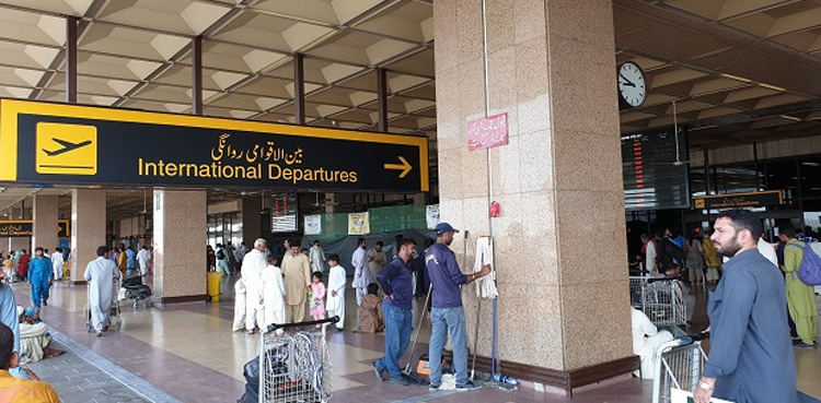 عمرہ زائرین کی پرواز آج بھی روانہ نہ ہوسکی، مسافر رُل گئے