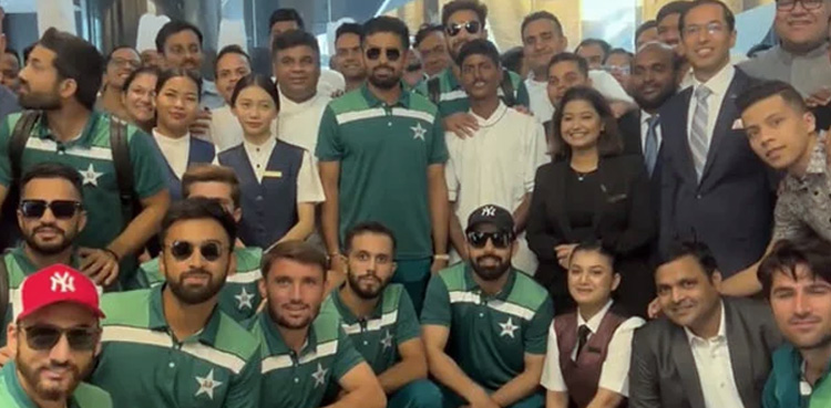 پاکستان کرکٹ ٹیم احمد آباد پہنچ گئی، شاندار استقبال کی ویڈیو