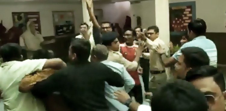 اسکول میں نماز پر تنازعہ، ٹیچر پر تشدد کی ویڈیو سامنے آگئی