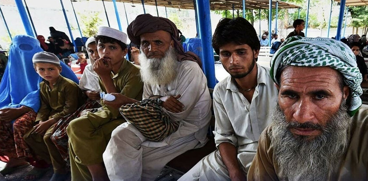 کراچی سے  غیر قانونی افغان باشندوں کا انخلا کیسے کیا جائے گا ؟ کمشنر نے بتادیا