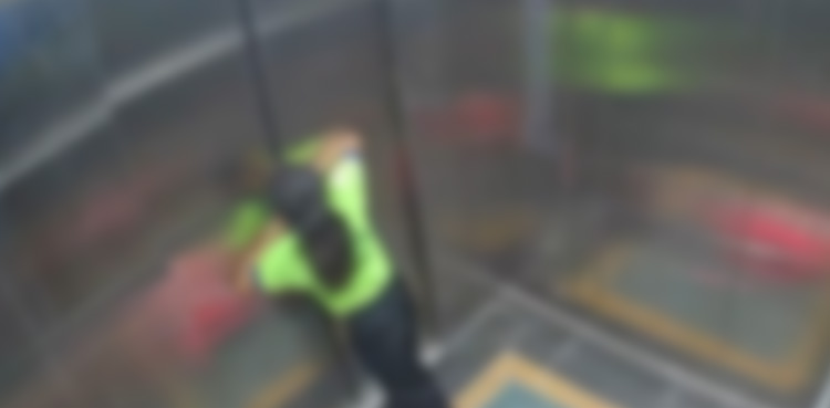 معصوم بچی لفٹ میں پھنس گئی، دردناک ویڈیو وائرل