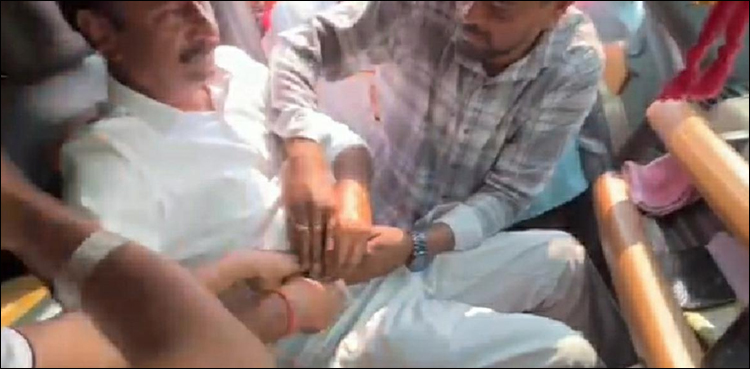 ویڈیو: انتخابی مہم کے دوران حملہ آور نے سیاستدان کے پیٹ میں چاقو گھونپ دیا