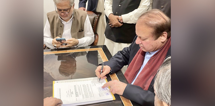 نواز شریف نے ایون فیلڈ اور العزیزیہ ریفرنسز میں اپیلوں پر دستخط کردیئے
