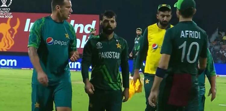 شاداب خان انجرڈ، میدان سے باہر چلے گئے