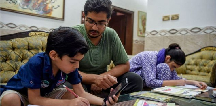 والدین بچوں کو اسکول کے ساتھ ٹیوشن کیوں پڑھائیں؟