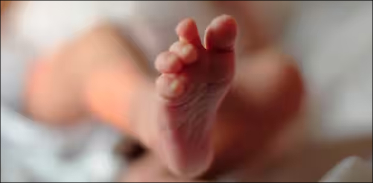اسپتال سے گھر جاتے ہوئے ماں نے نوزائیدہ بچے کی لاش ندی میں پھینک دی