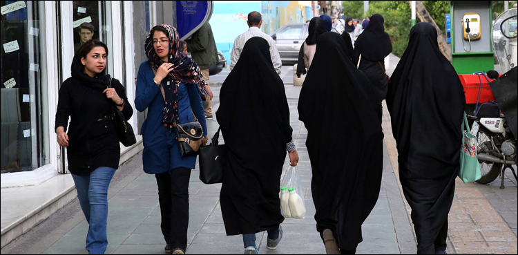 ایران: کیا اسکارف کے بغیر خواتین ملازمت نہیں کر سکیں گی؟