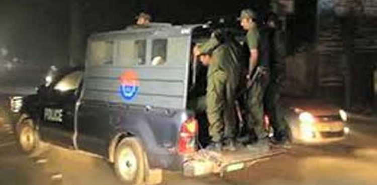 لاہور : ڈاکوؤں کی پولیس موبائل پر فائرنگ، گرفتار ملزم ہلاک
