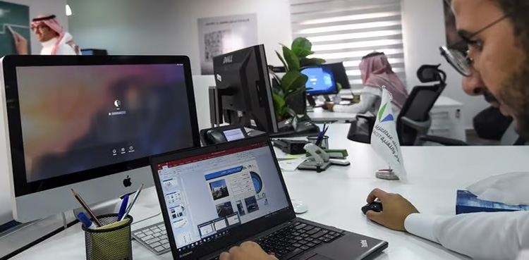 سعودی عرب : سوشل میڈیا استعمال کرنے والے ملازمین ہوشیار
