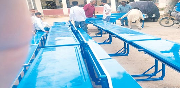 کراچی کے سرکاری اسکولوں کے لئے نیلے رنگ کا فرنیچر تیار