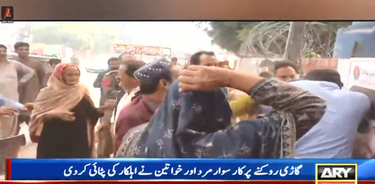 ٹریفک پولیس کو باراتیوں کی گاڑی روکنا مہنگا پڑ گیا
