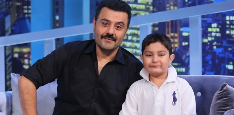 ’بلکل باپ پر گیا ہے‘ اداکار احمد علی بٹ کے بیٹے کی گانا گانے کی ویڈیو