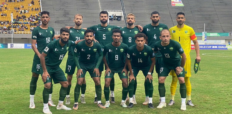 قومی فٹبال ٹیم کوالیفائر میچ کھیلنے کیلئے سعودی عرب روانہ