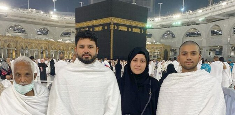 اظہر علی نے فیملی کے ہمراہ عمرے کی سعادت حاصل کرلی