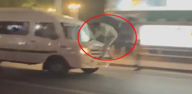 منی بس ٹکر مارنے کے بعد نوجوان کو گھسیٹتے ہوئے لے گئی! ویڈیو وائرل