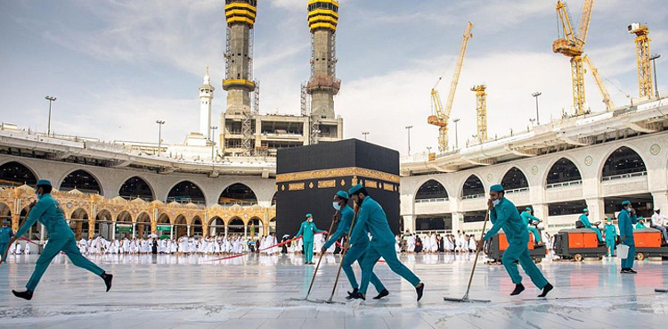 مسجد الحرام کی یومیہ صفائی کتنے ہزار کارکن انجام دیتے ہیں؟