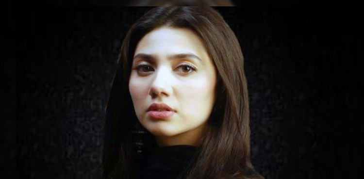 ماہرہ کی بیساکھی کے سہارے کھڑے ہونے کی تصویرل وائرل، مداحوں میں تشویش