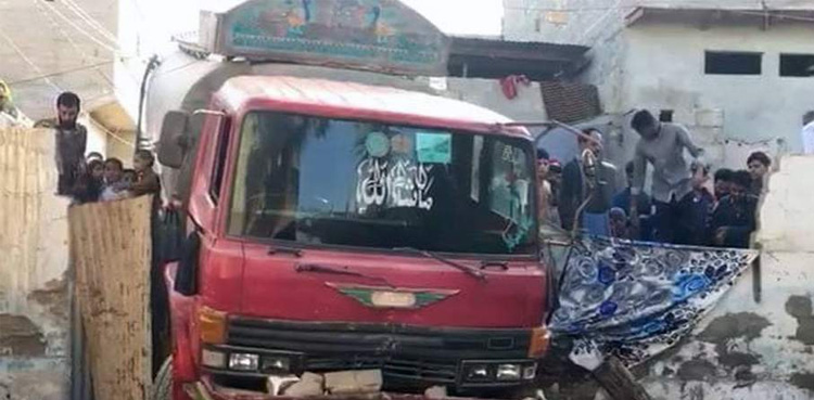گلشن غازی حادثے کے 25 گھنٹے بعد بھی گھر سے واٹر ٹینکر نہ نکالا جاسکا